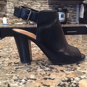 Tahari Margaret booties w/ strap/contrast leather